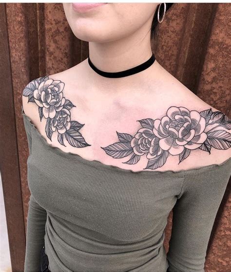 tatuajes en el pecho para mujer a color|Tatuajes de mujer en el pecho